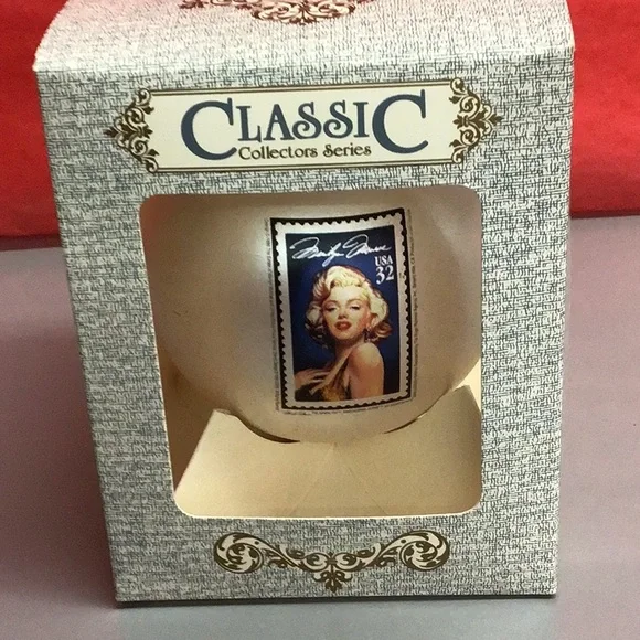 MARILYN MONROE CLASSIC COLLECTORS SERIES GLASS ORNAMENT - Picture 2 of 10